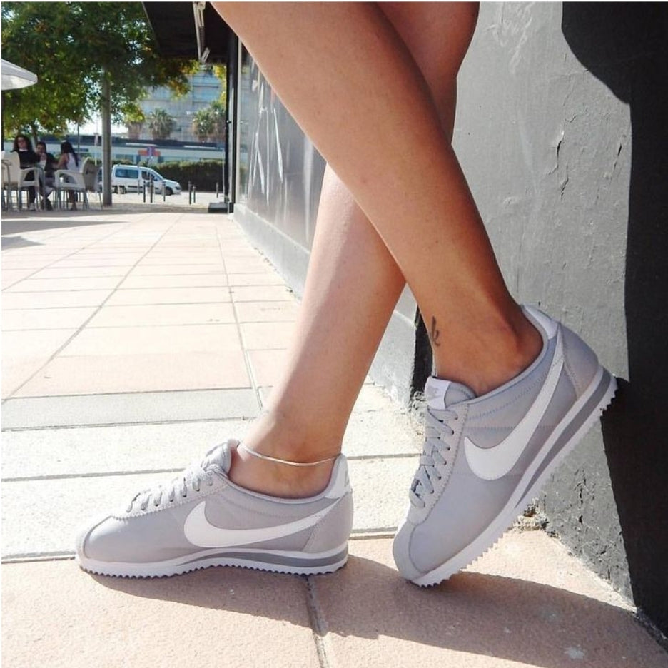 Les baskets Nike Cortez offrent un style intemporel et une silhouette emblématique. Leur design rétro et leurs matériaux de qualité. Pas cher. Le moins cher.