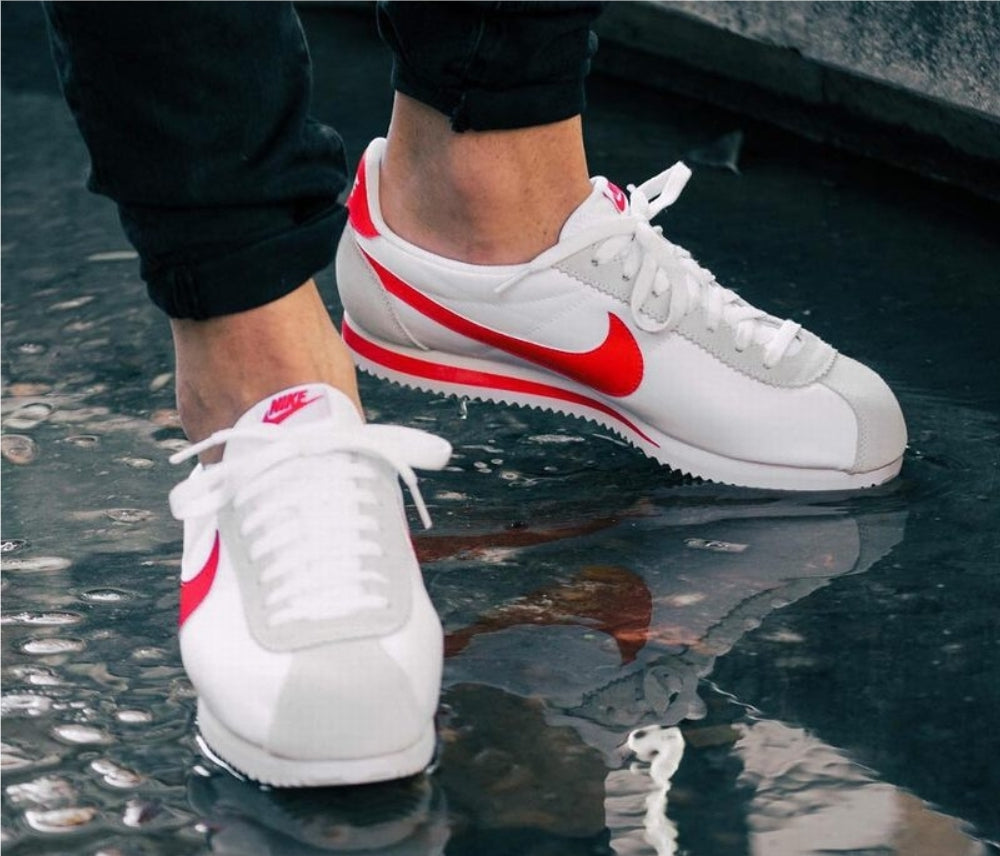 Les baskets Nike Cortez offrent un style intemporel et une silhouette emblématique. Leur design rétro et leurs matériaux de qualité. Pas cher. Le moins cher.