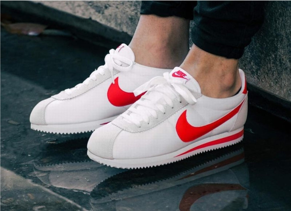 Les baskets Nike Cortez offrent un style intemporel et une silhouette emblématique. Leur design rétro et leurs matériaux de qualité. Pas cher. Le moins cher.