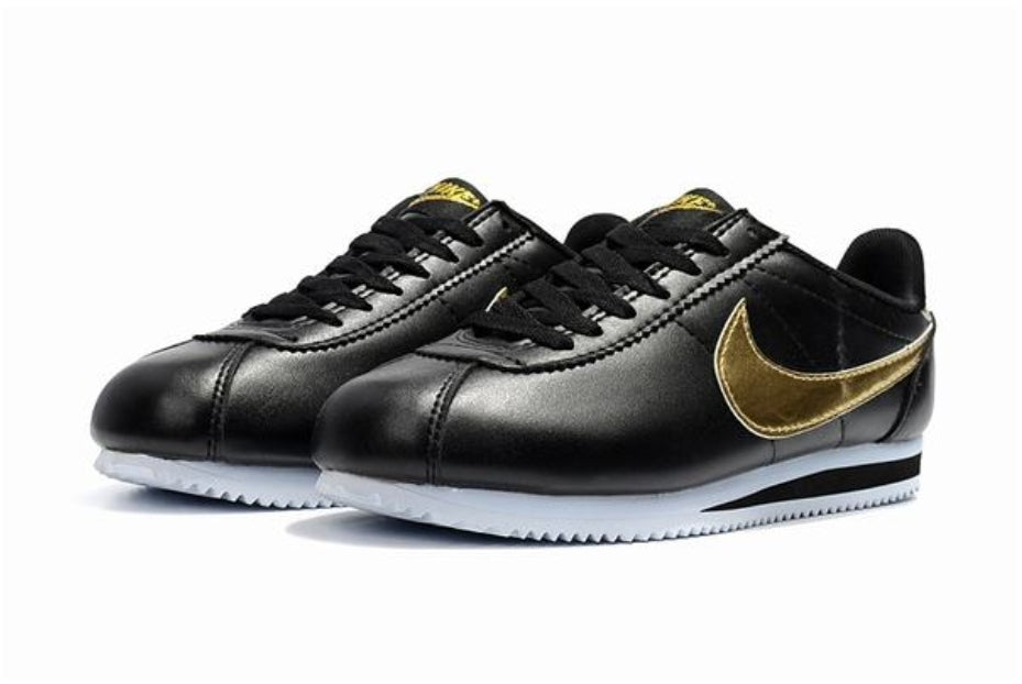 Les baskets Nike Cortez offrent un style intemporel et une silhouette emblématique. Leur design rétro et leurs matériaux de qualité. Pas cher. Le moins cher.