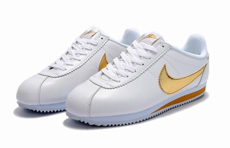 Les baskets Nike Cortez offrent un style intemporel et une silhouette emblématique. Leur design rétro et leurs matériaux de qualité. Pas cher. Le moins cher.