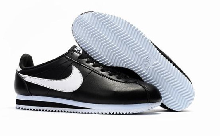 Les baskets Nike Cortez offrent un style intemporel et une silhouette emblématique. Leur design rétro et leurs matériaux de qualité. Pas cher. Le moins cher.