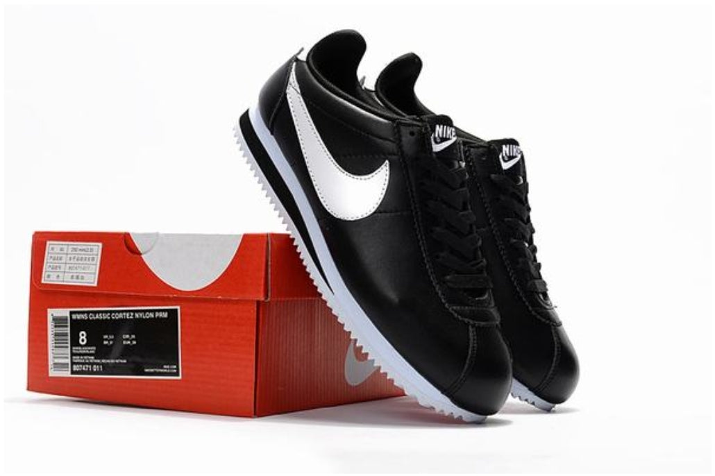 Les baskets Nike Cortez offrent un style intemporel et une silhouette emblématique. Leur design rétro et leurs matériaux de qualité. Pas cher. Le moins cher.