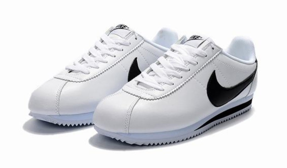 Les baskets Nike Cortez offrent un style intemporel et une silhouette emblématique. Leur design rétro et leurs matériaux de qualité. Pas cher. Le moins cher.