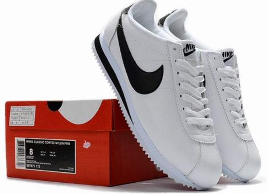Les baskets Nike Cortez offrent un style intemporel et une silhouette emblématique. Leur design rétro et leurs matériaux de qualité. Pas cher. Le moins cher.