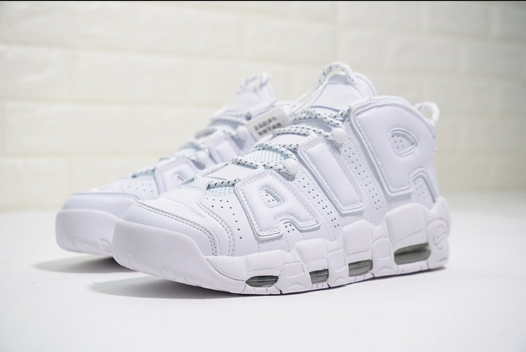 Les baskets Nike Air Uptempo combinent style audacieux et innovation. Leur design emblématique et leurs lettres surdimensionnées . Pas cher. Le moins cher.