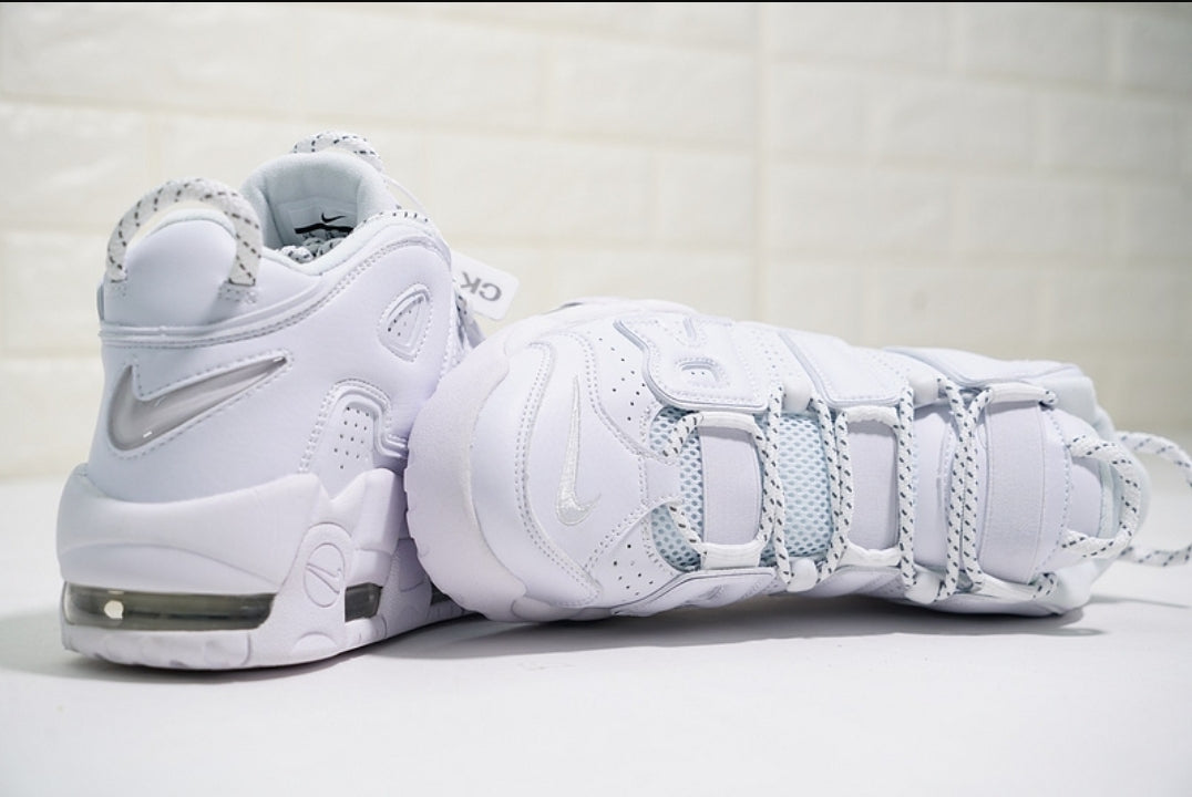 Les baskets Nike Air Uptempo combinent style audacieux et innovation. Leur design emblématique et leurs lettres surdimensionnées . Pas cher. Le moins cher.