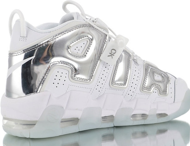 Les baskets Nike Air Uptempo combinent style audacieux et innovation. Leur design emblématique et leurs lettres surdimensionnées . Pas cher. Le moins cher.