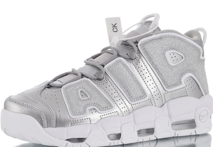 Les baskets Nike Air Uptempo combinent style audacieux et innovation. Leur design emblématique et leurs lettres surdimensionnées . Pas cher. Le moins cher.