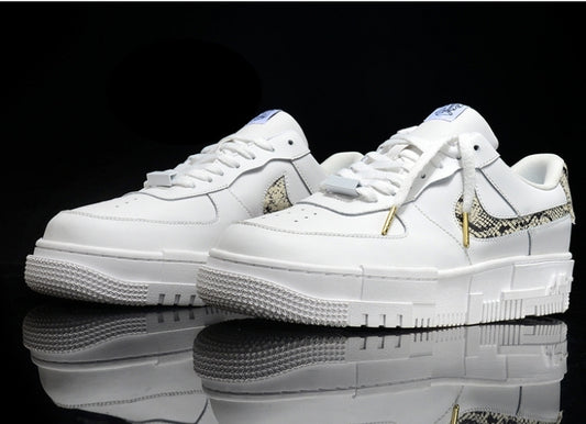 Les baskets Nike Air Force 1 Pixel allient style et performance, créant une expérience unique. Leur design audacieux.pas cher. Le moins cher.