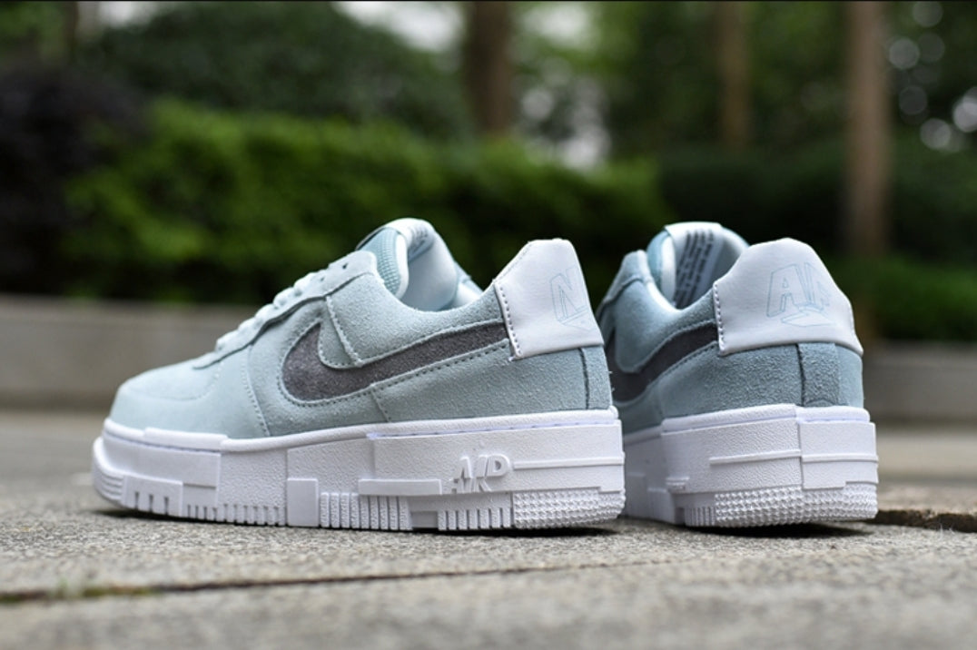 Les baskets Nike Air Force 1 Pixel allient style et performance, créant une expérience unique. Leur design audacieux.pas cher. Le moins cher.