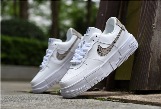 Les baskets Nike Air Force 1 Pixel allient style et performance, créant une expérience unique. Leur design audacieux.pas cher. Le moins cher.