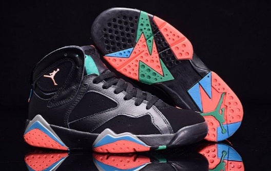 Baskets air Jordan 7 femme Elles ont conquis les amateurs de mode grâce à leur esthétique audacieuse et leurs innovations techniques.