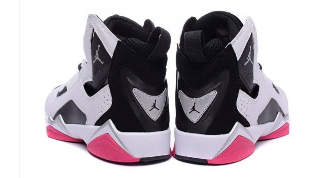 Baskets air Jordan 7 femme Elles ont conquis les amateurs de mode grâce à leur esthétique audacieuse et leurs innovations techniques.