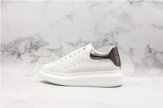 Les baskets Alexander McQueen incarnent un style emblématique et une sophistication ultime.
. leur design avant-gardiste. Pas cher . Le moins cher.