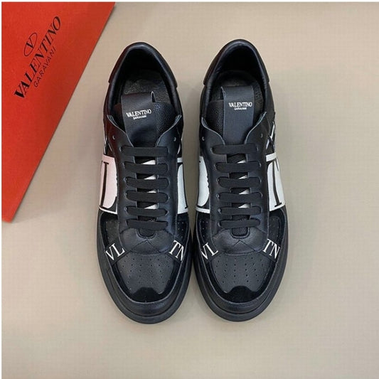 Les baskets sneakers Valentino incarnent un style emblématique et un luxe italien.

 leur design élégant.pas cher. Le moins cher.