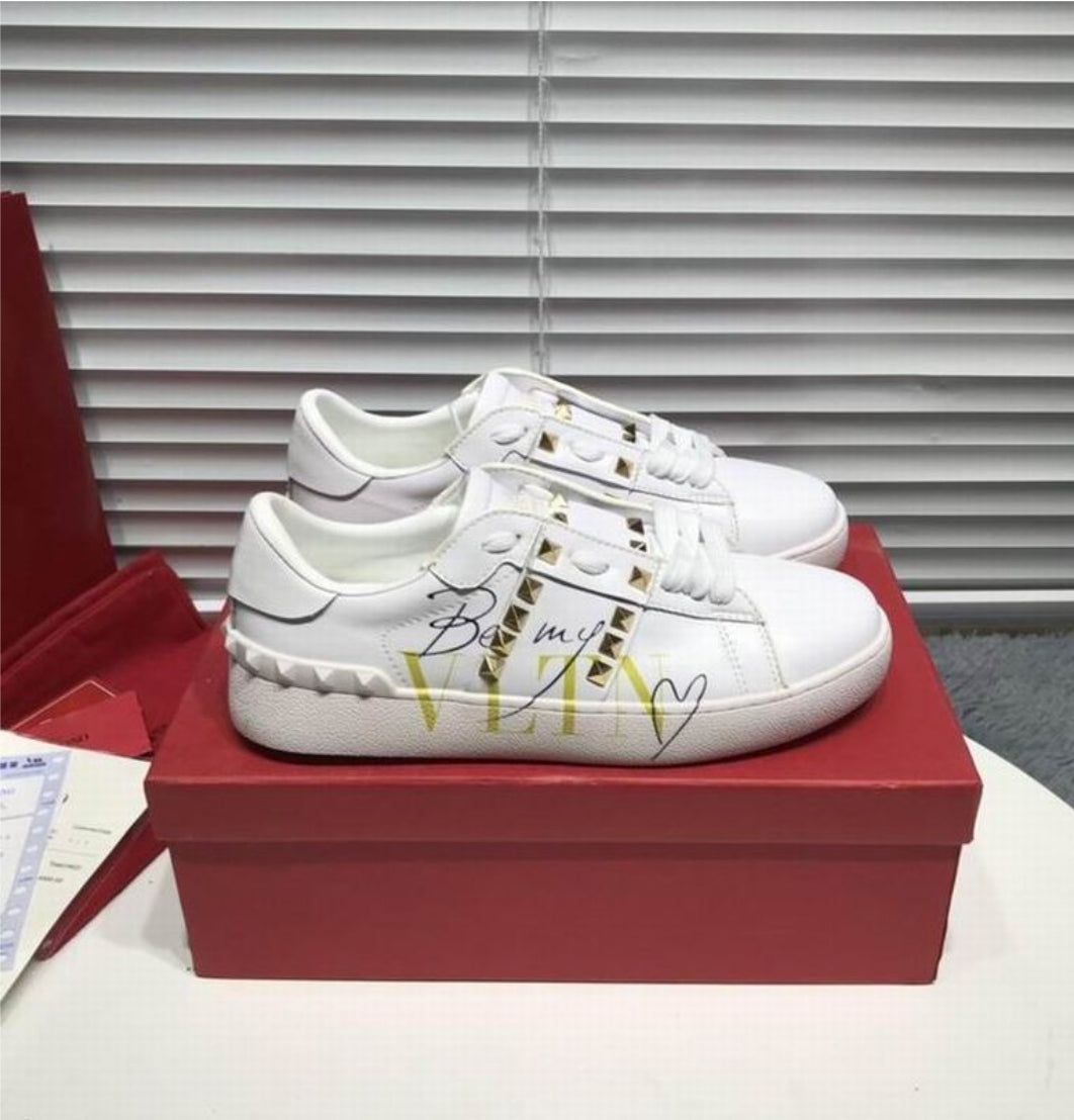 Les baskets sneakers Valentino incarnent un style emblématique et un luxe italien.

 leur design élégant.pas cher. Le moins cher.