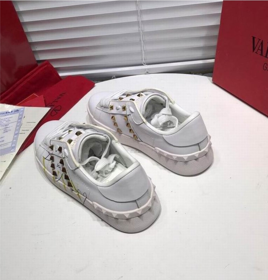 Les baskets sneakers Valentino incarnent un style emblématique et un luxe italien.

 leur design élégant.pas cher. Le moins cher.