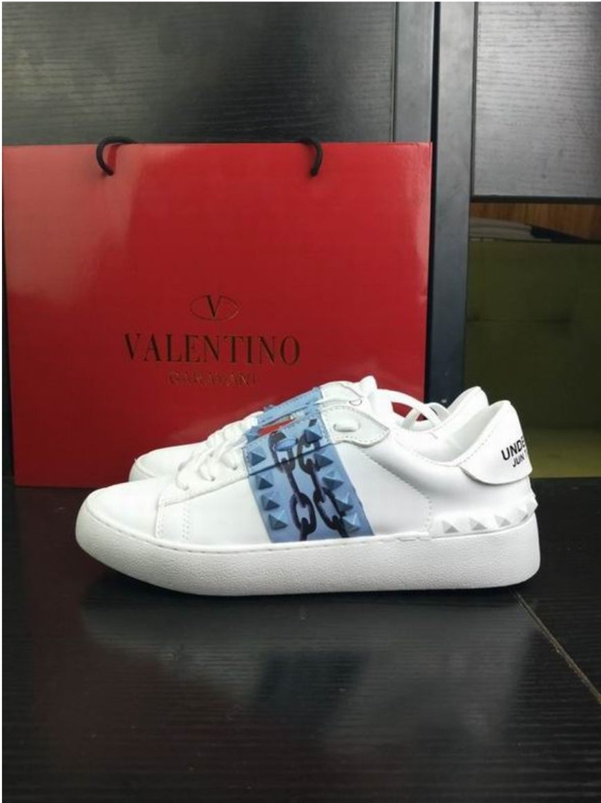Les baskets sneakers Valentino incarnent un style emblématique et un luxe italien.

 leur design élégant.pas cher. Le moins cher.