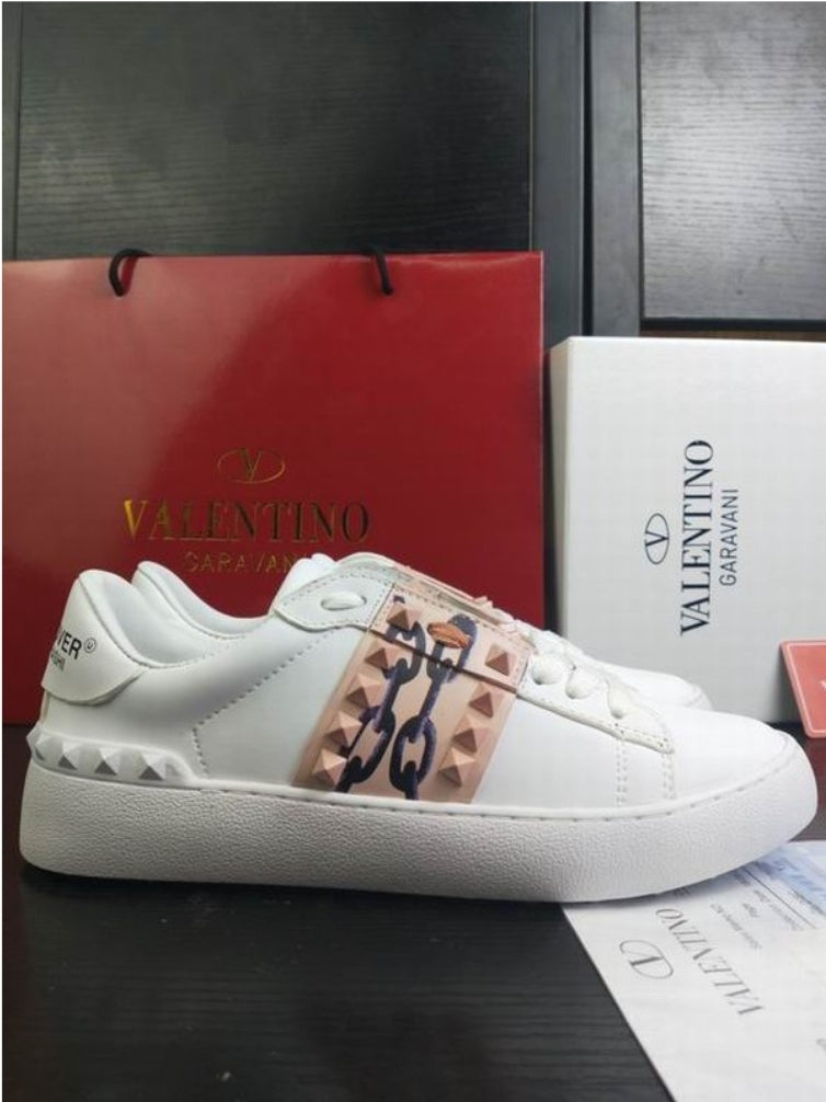 Les baskets sneakers Valentino incarnent un style emblématique et un luxe italien.

 leur design élégant.pas cher. Le moins cher.