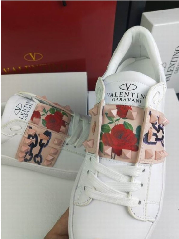 Les baskets sneakers Valentino incarnent un style emblématique et un luxe italien.

 leur design élégant.pas cher. Le moins cher.