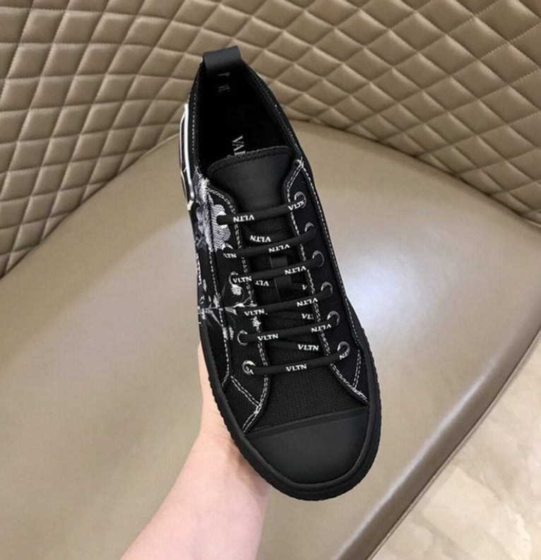 Les baskets sneakers Valentino incarnent un style emblématique et un luxe italien.

 leur design élégant.pas cher. Le moins cher.
