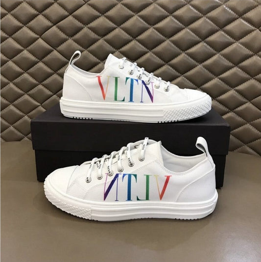 Les baskets sneakers Valentino incarnent un style emblématique et un luxe italien.
 leur design élégant.pas cher. Le moins cher.