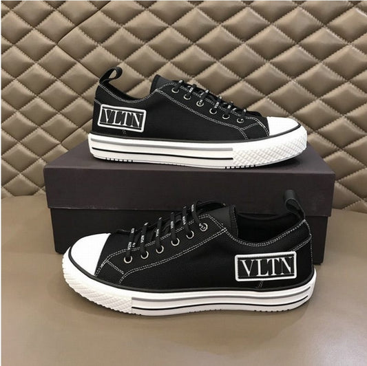 Les baskets sneakers Valentino incarnent un style emblématique et un luxe italien.
 leur design élégant.pas cher. Le moins cher.