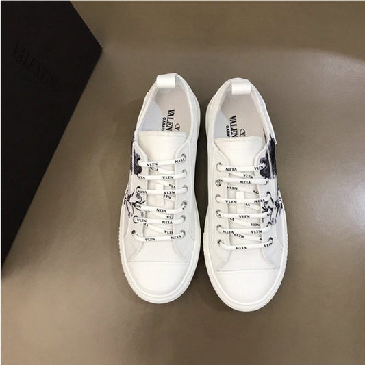 Les baskets sneakers Valentino incarnent un style emblématique et un luxe italien.
 leur design élégant.pas cher. Le moins cher.