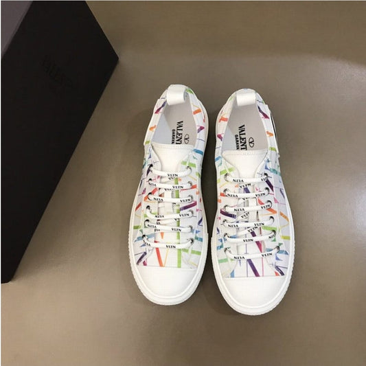 Les baskets sneakers Valentino incarnent un style emblématique et un luxe italien.
 leur design élégant.pas cher. Le moins cher.