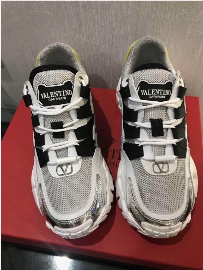 Les baskets sneakers Valentino incarnent un style emblématique et un luxe italien.

 leur design élégant.pas cher. Le moins cher.