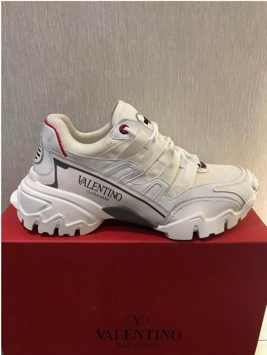 Les baskets sneakers Valentino incarnent un style emblématique et un luxe italien.
 leur design élégant.pas cher. Le moins cher.