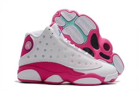 Les  baskets  Air Jordan 13 "Love & Respect" (Black and White) Femme permettent de personnaliser votre style tout en bénéficiant d’un confort supérieur.