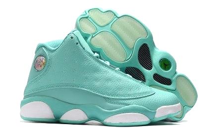 Les  baskets  Air Jordan 13 "Love & Respect" (Black and White) Femme permettent de personnaliser votre style tout en bénéficiant d’un confort supérieur.