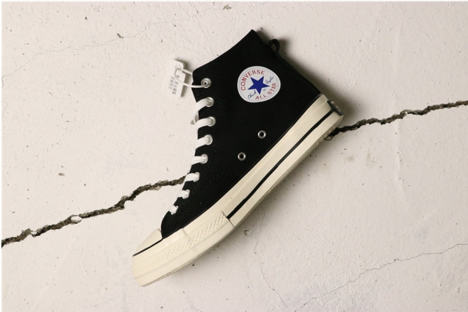 Les baskets Converse allient style intemporel et confort. Leur design emblématique avec la célèbre étoile et la silhouette classique en font un choix incontournable pour les amateurs de mode.
