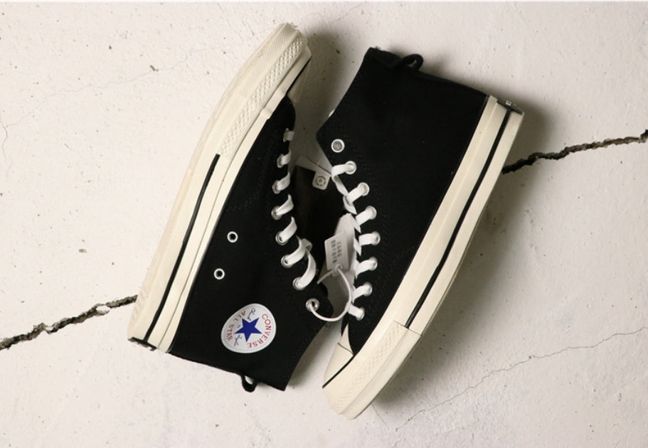 Les baskets Converse allient style intemporel et confort. Leur design emblématique avec la célèbre étoile et la silhouette classique en font un choix incontournable pour les amateurs de mode.
