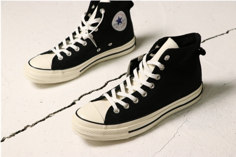 Les baskets Converse allient style intemporel et confort. Leur design emblématique avec la célèbre étoile et la silhouette classique en font un choix incontournable pour les amateurs de mode.