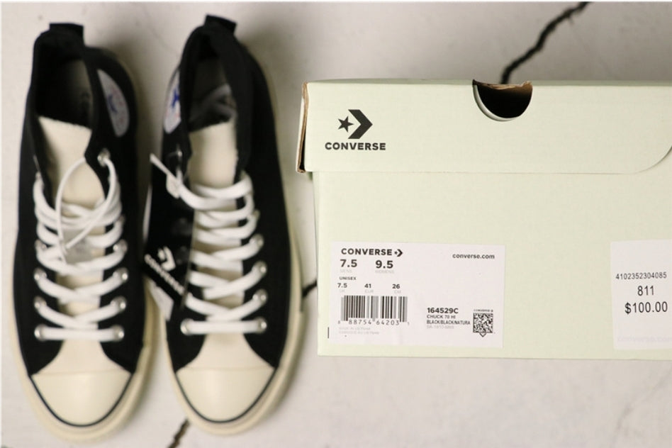 Les baskets Converse allient style intemporel et confort. Leur design emblématique avec la célèbre étoile et la silhouette classique en font un choix incontournable pour les amateurs de mode.