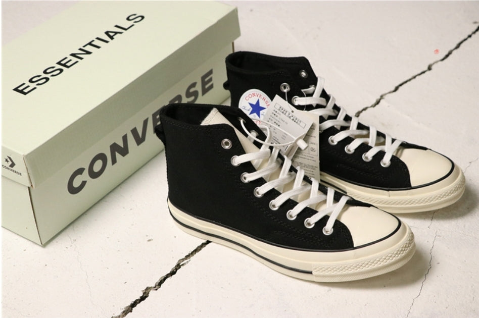 Les baskets Converse allient style intemporel et confort. Leur design emblématique avec la célèbre étoile et la silhouette classique en font un choix incontournable pour les amateurs de mode.
