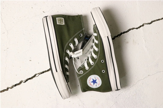 Les baskets Converse allient style intemporel et confort. Leur design emblématique avec la célèbre étoile et la silhouette classique en font un choix incontournable pour les amateurs de mode.