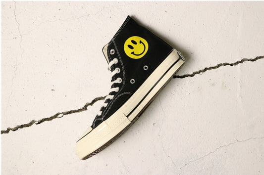 Les baskets Converse allient style intemporel et confort. Leur design emblématique avec la célèbre étoile et la silhouette classique en font un choix incontournable pour les amateurs de mode.