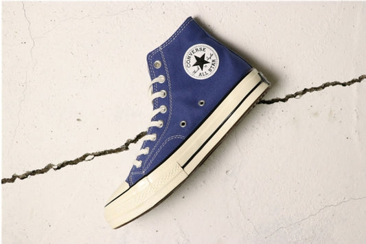 Les baskets Converse allient style intemporel et confort. Leur design emblématique avec la célèbre étoile et la silhouette classique en font un choix incontournable pour les amateurs de mode.