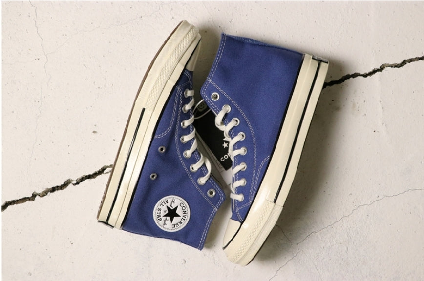 Les baskets Converse allient style intemporel et confort. Leur design emblématique avec la célèbre étoile et la silhouette classique en font un choix incontournable pour les amateurs de mode.