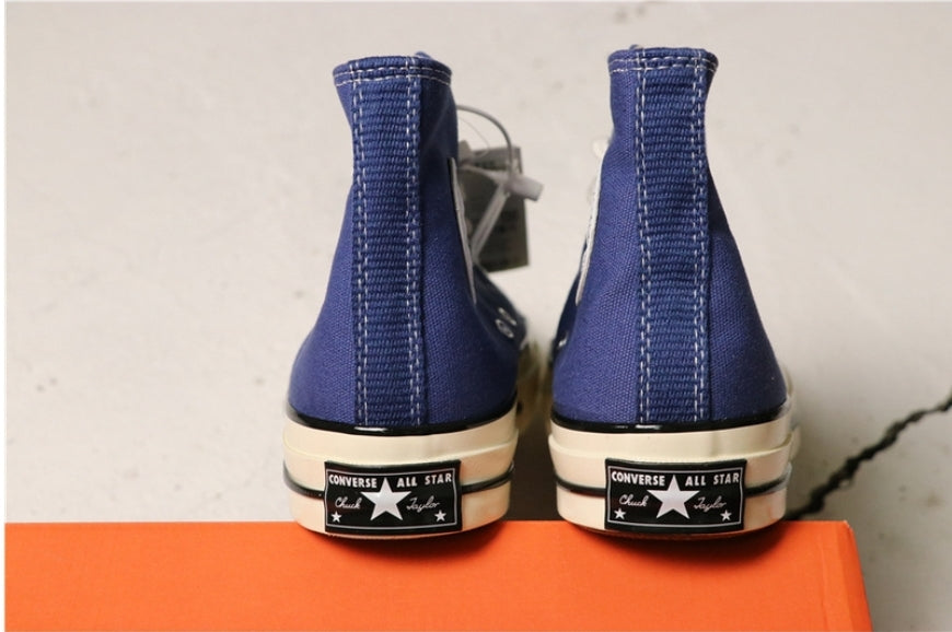 Les baskets Converse allient style intemporel et confort. Leur design emblématique avec la célèbre étoile et la silhouette classique en font un choix incontournable pour les amateurs de mode.