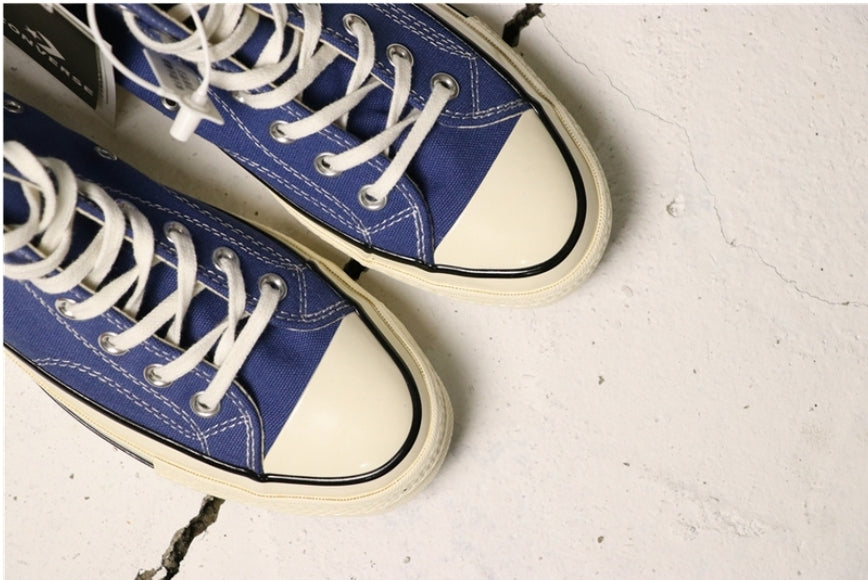 Les baskets Converse allient style intemporel et confort. Leur design emblématique avec la célèbre étoile et la silhouette classique en font un choix incontournable pour les amateurs de mode.
