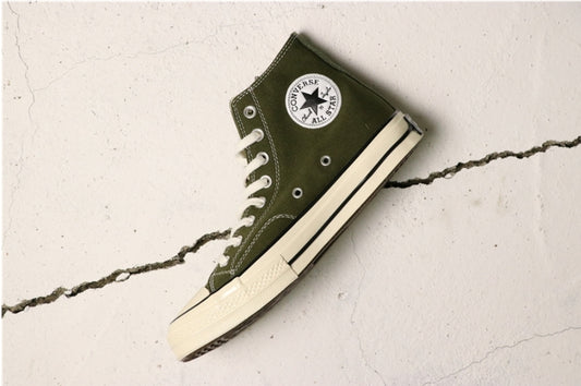 Les baskets Converse allient style intemporel et confort. Leur design emblématique avec la célèbre étoile et la silhouette classique en font un choix incontournable pour les amateurs de mode.
