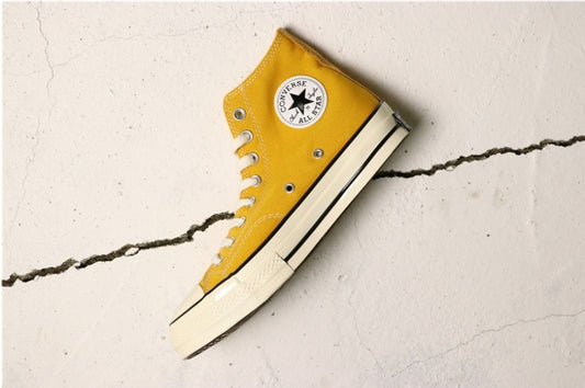Les baskets Converse allient style intemporel et confort. Leur design emblématique avec la célèbre étoile et la silhouette classique en font un choix incontournable pour les amateurs de mode.