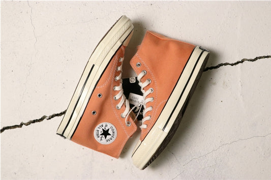 Les baskets Converse allient style intemporel et confort. Leur design emblématique avec la célèbre étoile et la silhouette classique en font un choix incontournable pour les amateurs de mode.