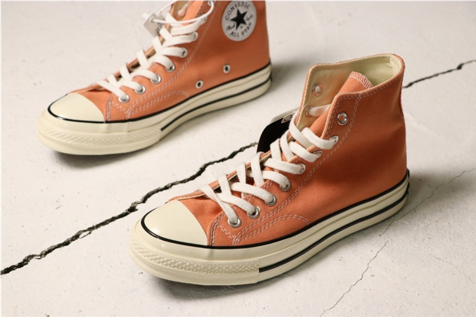 Les baskets Converse allient style intemporel et confort. Leur design emblématique avec la célèbre étoile et la silhouette classique en font un choix incontournable pour les amateurs de mode.