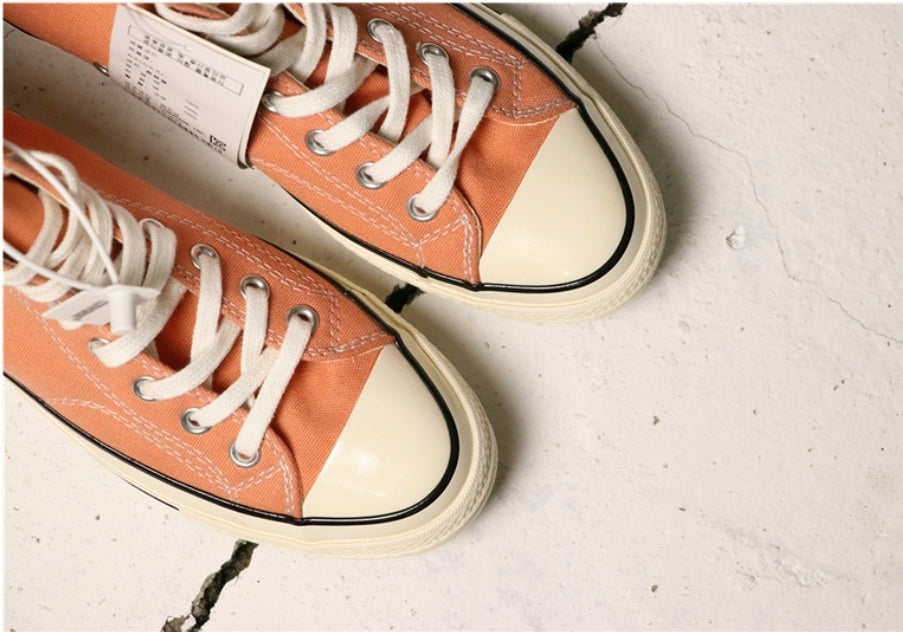 Les baskets Converse allient style intemporel et confort. Leur design emblématique avec la célèbre étoile et la silhouette classique en font un choix incontournable pour les amateurs de mode.